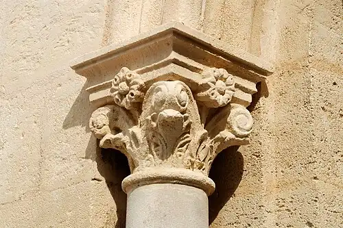 Chapiteau néo-roman au tailloir orné de marguerites.