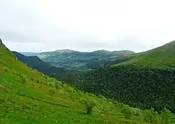 Vue de la vallée du Mars depuis la route départementale 17, sous le col de Redondet, en direction du nord.