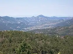 Panorama vers l'ouest avec notamment la vallée de l'Ouvèze et la montagne du Linceuil (1&nbsp;194&nbsp;m) au centre.
