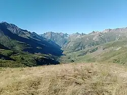 Le col du Grand Fond par-delà la vallée des Glaciers depuis le col de la Seigne au nord-est.