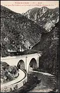Axat, vue prise du château sur la gorge et le pont ferroviaire.