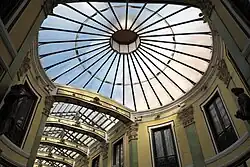 Toit d'une galerie et coupole