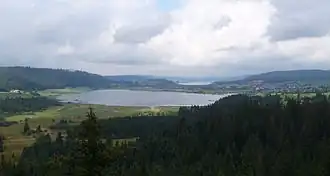 Vue du lac de Remoray et du lac de Saint-Point au fond. À droite, la commune de Labergement-Sainte-Marie.
