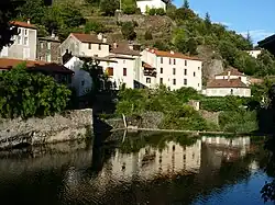 Nous voyons ici l'architecture typique du village avec des maisons qui bordent l’Hérault, ainsi que le fleuve