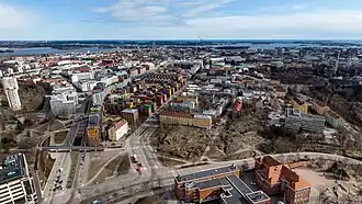 La rue d'Aleksis Kivi sépare Alppiharju et Vallila.