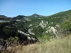Vallon du Merdarel et Puy Maurel, qui porte un pylône de télécommunications.
