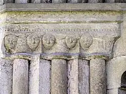 Détail des colonnettes et des chapiteaux