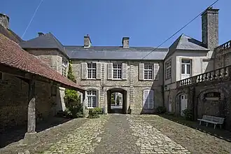 Le bâtiment d'entrée et le porche vus depuis la cour.