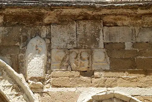 Bas-reliefs archaïques au-dessus du portail.