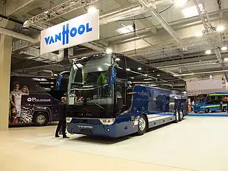 Photo d'un car de couleur bleu dans un hangars.
