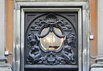 Linteau de la porte d'entrée.