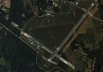 Aérodrome de Vannes le 17 juin 2004 piste 04/22 rallongée et une en herbe.