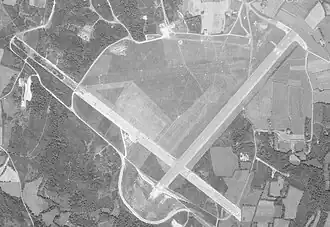 Aérodrome de Vannes le 22 août 1972 avec une piste enrobée 05/23, deux pistes en herbe et l'aérogare construite.