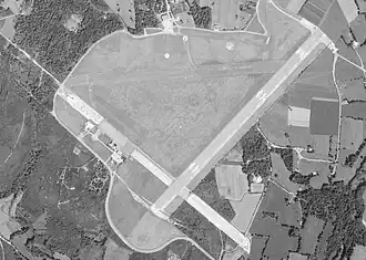 Aérodrome de Vannes le 29 mai 1985 piste 05/23 et une piste en herbe plus grande.