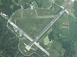 Aérodrome de Vannes le 31 mai 1994 piste 05/22 rallongée et une en herbe.