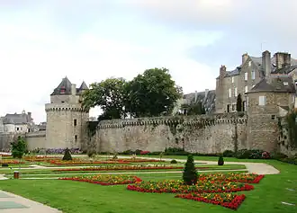 La Tour du Connétable, la Tour Joliette et les jardins des remparts.