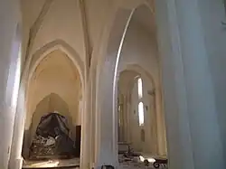 La nef (en cours de restauration).