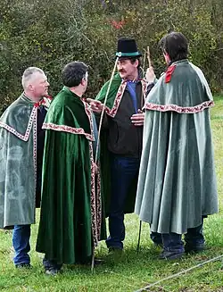 Discussion entre confrères (en vert foncé la Confrérie du dindon de Varaignes).