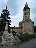 Le « vieux clocher » et le monument aux morts.