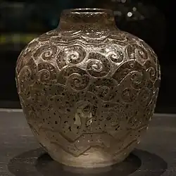 Vase à décor de volutes.