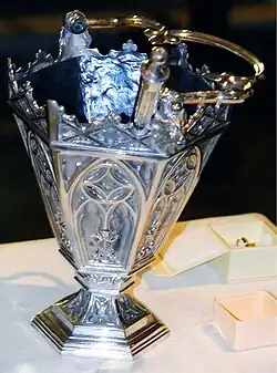 Vase à eau bénite.