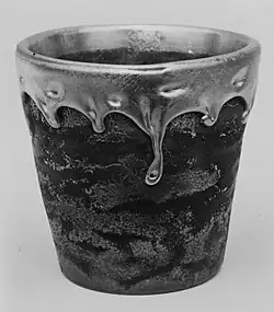 Louis Comfort Tiffany (1908) Verre de lave [Vase] Metropolitan Museum of Art, États-Unis