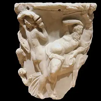 Procession : Satyre (allongé sur le dos d'un âne) et deux Ménades. Fragment de cratère (vase), marbre. Rome impériale, IIe&nbsp;siècle
