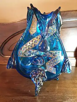 Vase bleu tripode en verre émaillé d'Auguste Jean (entre 1877 et 1884). Collection privée.