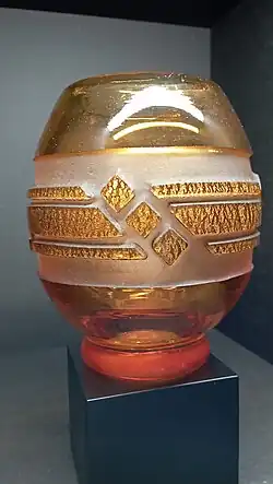 Vase en verre multicouche, feuilles métalliques intercalaires, gravé au jet de sable, signé Muller Frères Lunéville, vers 1930.