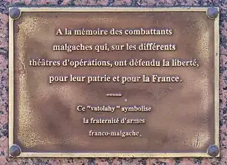 Détail de la plaque du monument précédent.