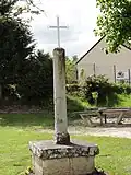 Stèle surmontée d'une croix.
