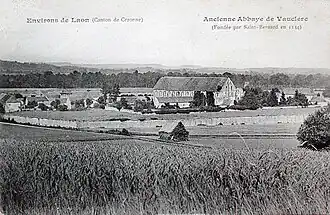 L'abbaye en bord de forêt.