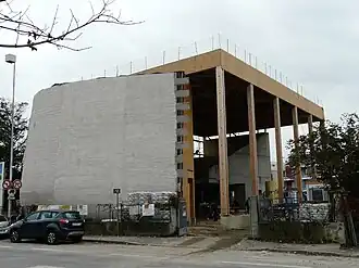 Photographie montrant l'église Saint-Thomas en construction en novembre 2011