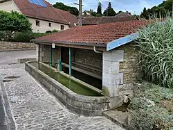Le lavoir-abreuvoir de Vaux-les-Prés.