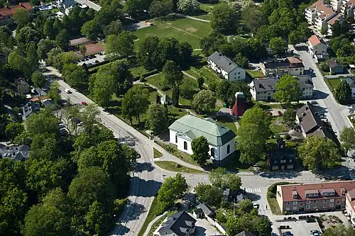 L'église de Vaxholm. La route 274 passe au sud de l'église.
