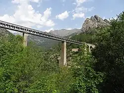 Vue du site et du relief boisé entourant le viaduc - (côté Aval).