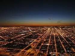 Le CDOT est responsable de l'installation et de la maintenance de l'éclairage public des rues et artères de la ville de Chicago.