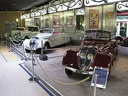 De gauche à droite : Peugeot 301, 401, 302, 402