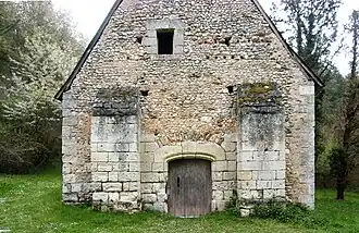 Vue rapprochée de la façade et de son portail.