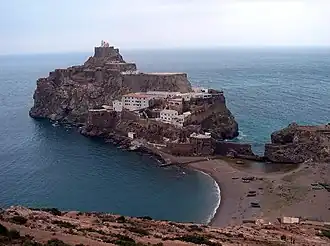 Peñón de Vélez de la Gomera à marée basse vue depuis la côte marocaine.