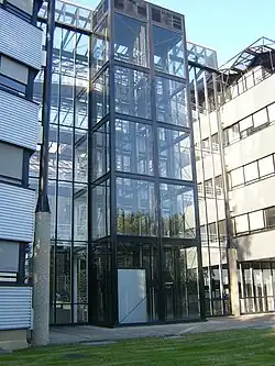 Le bâtiment de direction.