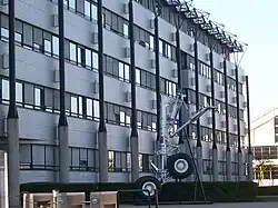 Le train en équilibre à l'entrée.