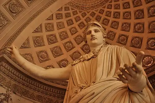 Détail de la statue, vue en contre-plongée.