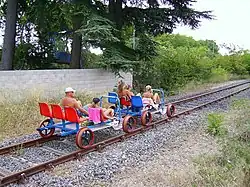 Vélos-rail à Saint-Thibéry, sur l'ancienne voie ferrée de Vias à Lodève.