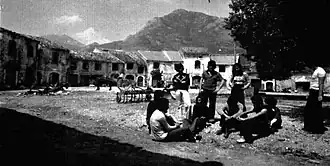 Un groupe de jeunes sur la place de l'ancien amphithéâtre de Venafro, en 1975.
