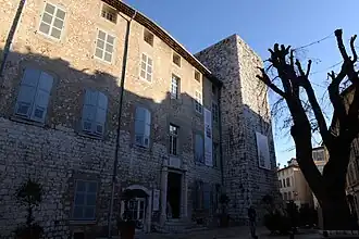 Vue du château des Villeneuve et la tour du Peyra accolé au château. Le château apparaît comme un immeuble de 3 étages.