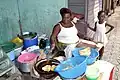 Vendeuse de beignets à Abidjan en Côte d'Ivoire.