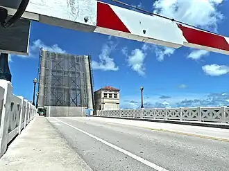 Un des deux ponts levants sur la Venetian causeway