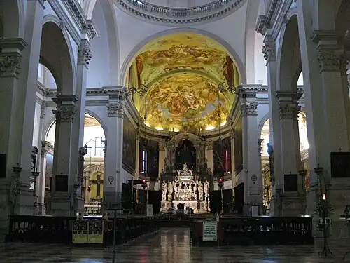 Le transept et le chœur.