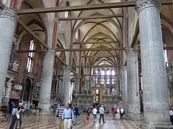 Vue de l'intérieur de l'édifice religieux et de ses voutes